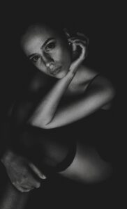 Femme en portrait artistique noir et blanc